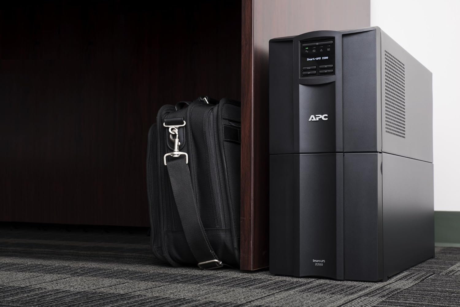 APC Smart-UPS 2200VA (1980W) Line-Interactive Tower UPS w/ SmartConnect | SMT2200IC